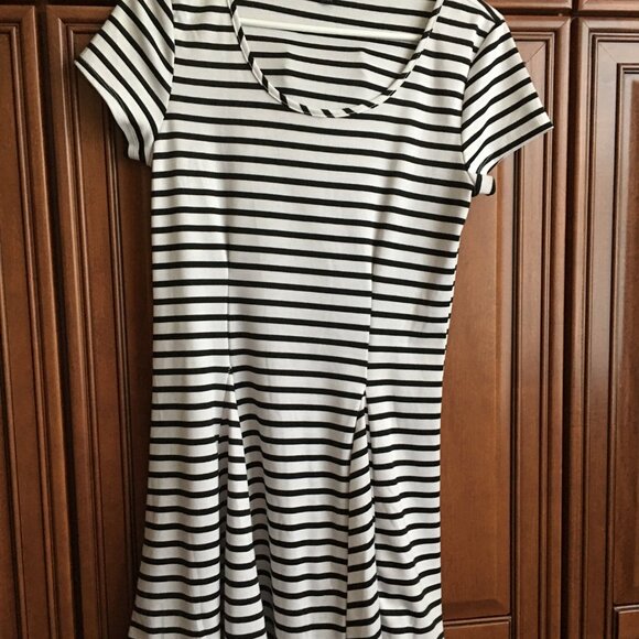 Papaya black and white stretch pullover mini-dress, sz Medium. - Picture 11 of 11
